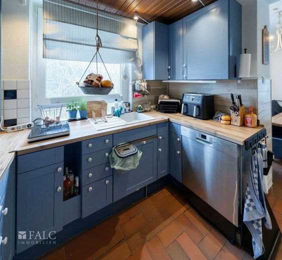 11 Zimmer, großer Garten und viel Potenzial - Haus mit Charakter – Küche