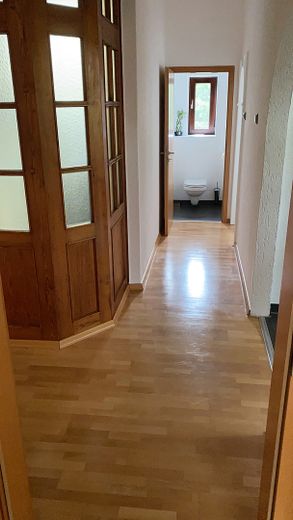 Wohnen und Arbeiten: Stilvolles Mehrfamilien- und Geschäftshaus mit großem Garten. – 1. OG Wohnungsflur