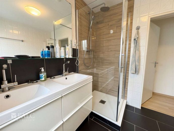 Gut geschnittene 4-Zimmer-Wohnung mit Tiefgaragenstellplatz im Wohnpark – Badezimmer
