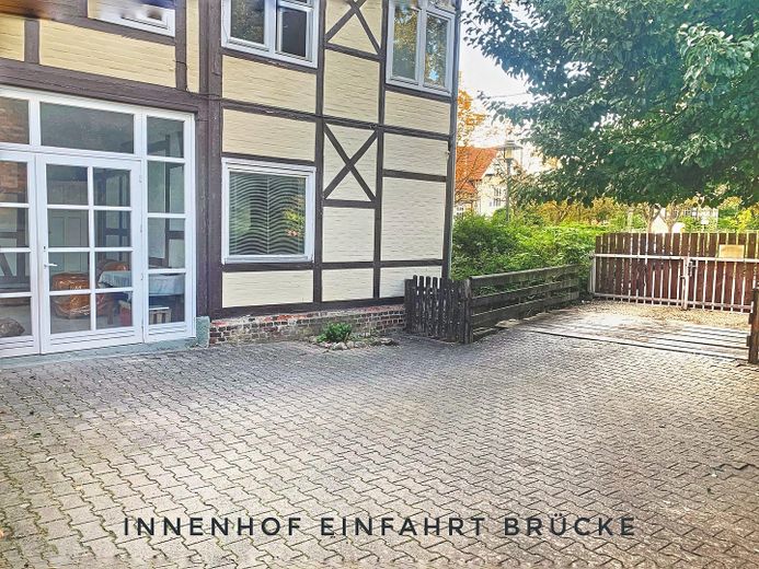 Maison à colombages avec cour intérieure, atelier et garage – vieille ville d’Uelzen, sans commission – Innenhof Einfahrt Brücke