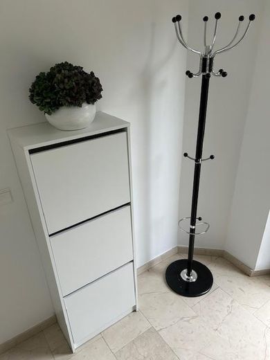 Möblierte Einliegerwohnung mit Gartennutzung und separatem Eingang sehr gute Ausstattung – Sicht Eingangsbereich rechts