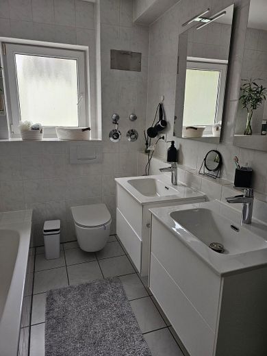 Wannenbad mit zwei Waschbecken