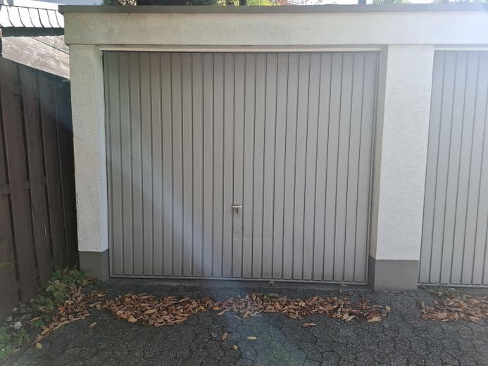हान के शांत इलाके में आकर्षक मध्य-पंक्ति वाला घर – Garage