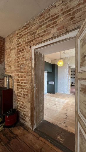 Biesenthal: 1.646 m² erschlossen, Altbau, PV-Anlage, 40 Min nach Berlin – Putz teilweise entfernt