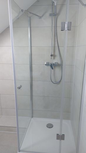 Frisch sanierte Dachgeschosswohnung mit Garage, PV-Strom & Klimaanlage – max. 6 Monate – Dusche