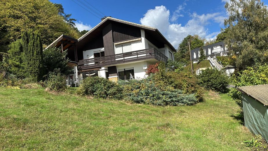 Casa unifamiliare situata in posizione tranquilla ai margini del bosco con vista su BID-Wallau – Blick von Süden auf das Haus