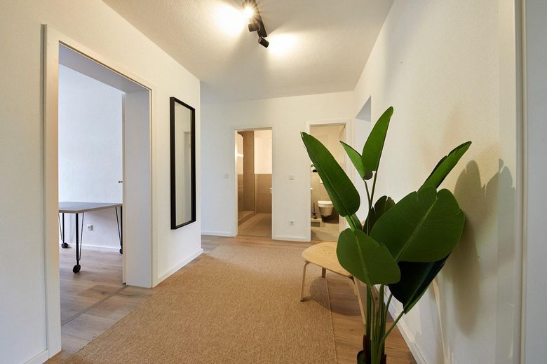 Vollvermietete 4-Zimmer-WG-Wohnung in Obermenzing, saniert und möbliert – Flur