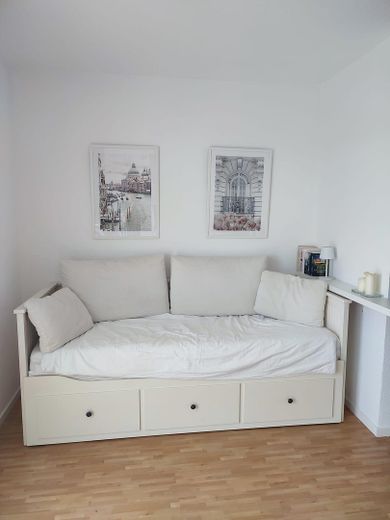 Gemütliches Sofa und Bett