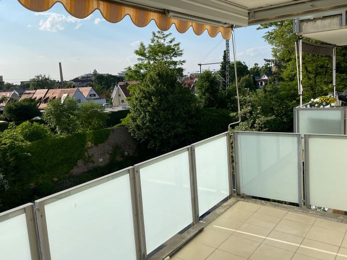 Hell und sehr gut geschnitten! Wohnung mit viel Platz und einem großen überdachten Balkon. – Enspannung pur -auf dem Balkon