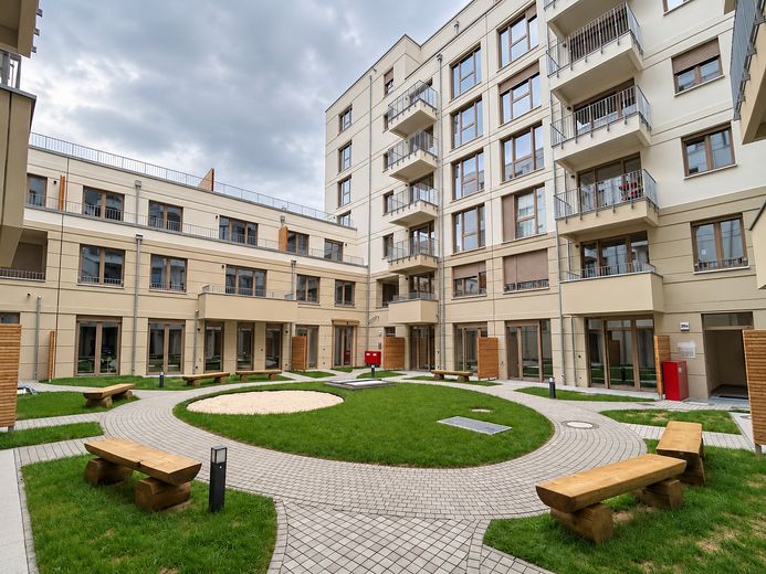 Перше заселення в Пренцлауер-Берзі: світла 3-кімнатна квартира з балконом, вбудованою кухнею та ліфтом, безбар’єрна – Innenhof
