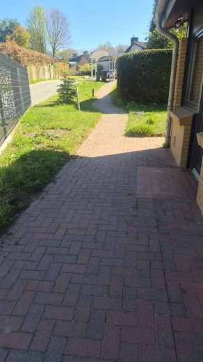 Weg vom Carport zum Haus