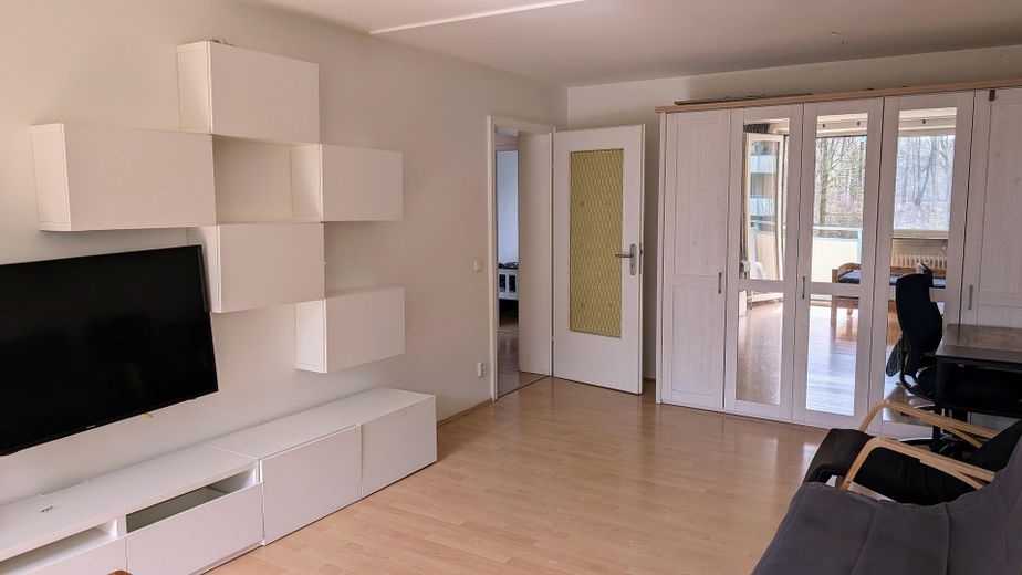 3.5-room apartment with south-facing balcony – Wohnzimmer