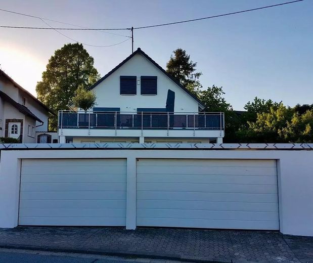 Traumhaus mit Einliegerwohnung in Saabrücken, Pool, Sauna, Klima .... – Ansicht von Straße aus