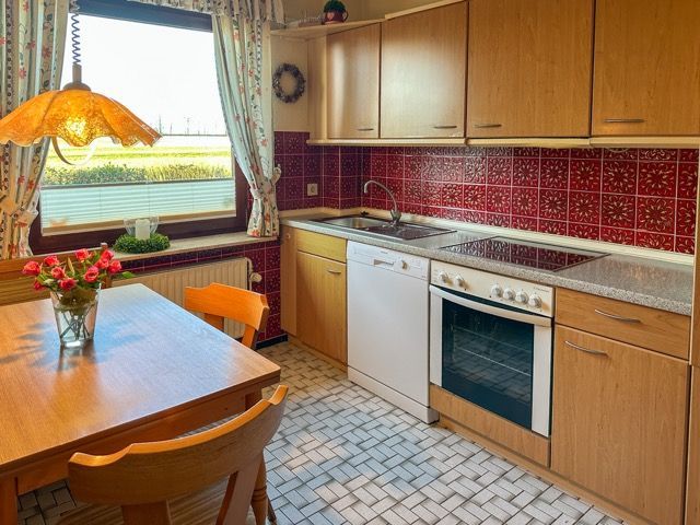Ihr neues Zuhause: Großzügiges Einfamilienhaus mit Wiesenblick in Tellingstedt – Küche
