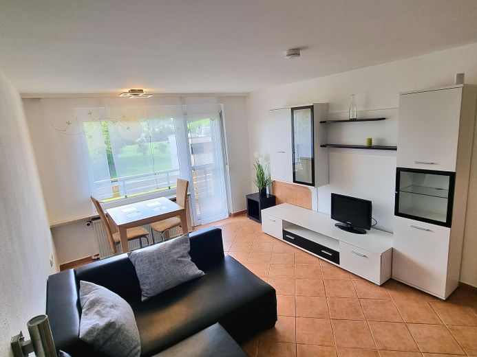 Hohe Mietrendite oder sofort selber einziehen! Exklusive sonnige 2-Zi-Wohnung mit Balkon in Weiler – Wohnzimmer