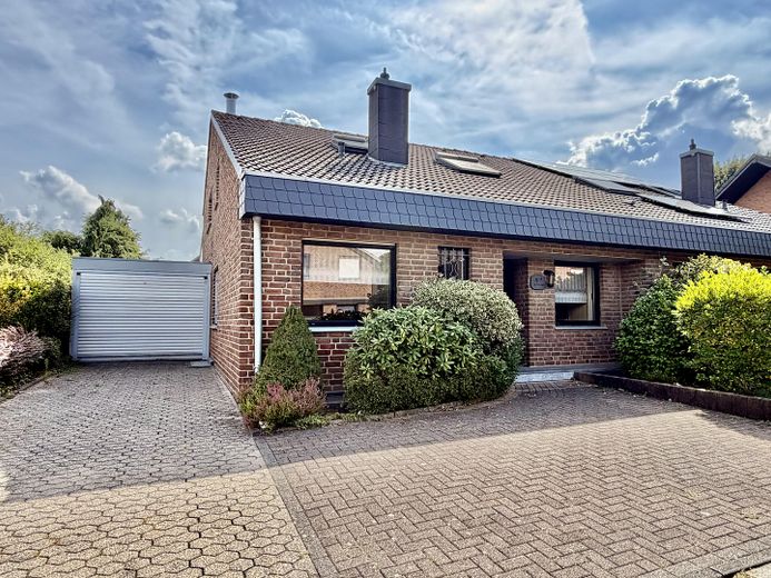 Provisionsfrei: Doppelhaushälfte mit 137 m², Garten und Garage in Erkelenz – Hausfrontansicht