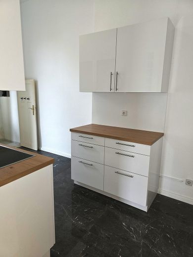 شقة أنيقة من 4 غرف في مبنى قديم | 130 m² | شرفتان | نافذة بارزة | موقع متميز بجوار محطة قطار S-Bahn Karlshorst – الصورة 10