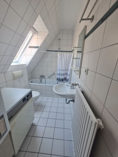 Schöne und helle 2 Zimmer Dachgeschosswohnung ab dem 01.09.26 – Bad