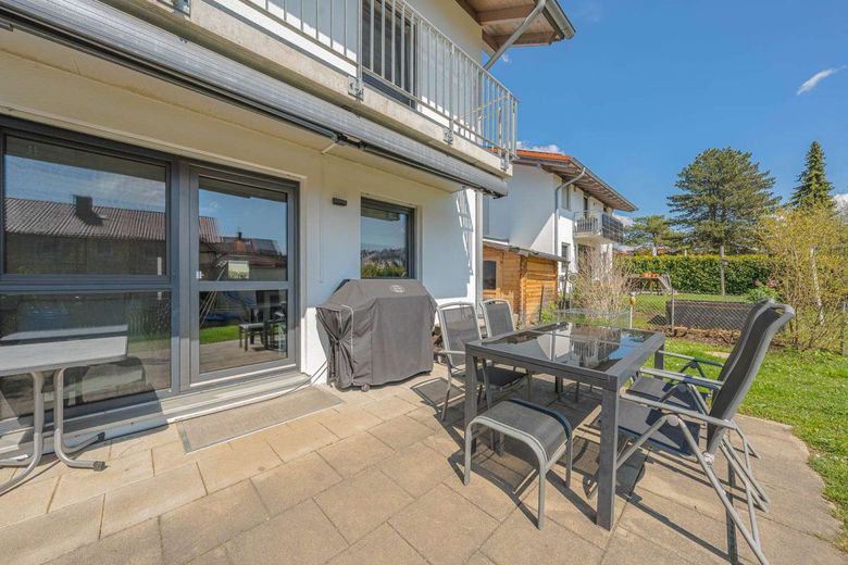 Großzügiges, effizientes Einfamilienhaus, 5 Zimmer + Hobbyraum, Terrasse mit Garten – Terrasse