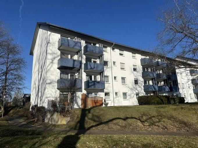 Piso reformado de 3 habitaciones con balcón y cocina equipada – Aussenansicht