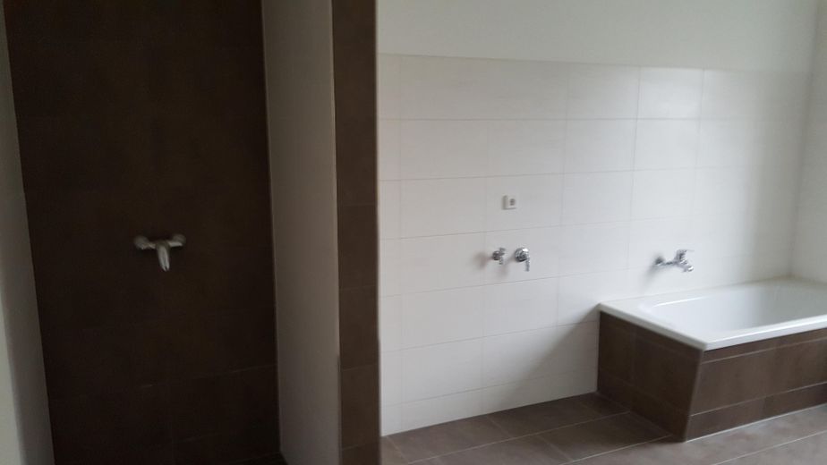 Luminoso piso de tres habitaciones con baño de alta calidad y luz natural – Bad