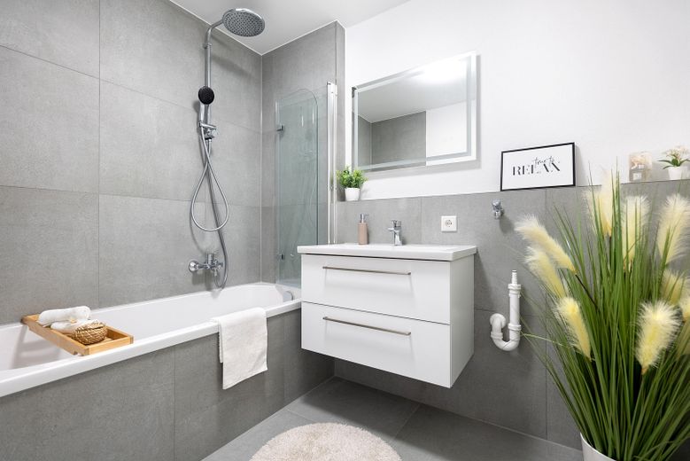 Apartamento de 3 habitaciones recién renovado con garaje subterráneo * libre para ocupar y sin comisión * – Badezimmer 