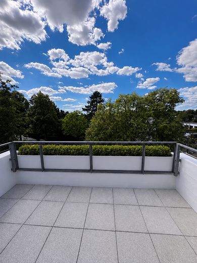 Stilvoll saniertes Dachgeschoss mit Rundbogen-Gauben und Balkon in Kirchrode – Balkon