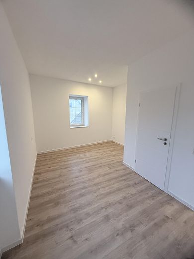 Frisch sanierte 2-Raum-Wohnung mit Einbauküche, Bad mit Wanne,  & Carport-Stellplatz – Schlafzimmer