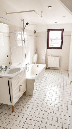 Appartamento libero di 2 locali all’ultimo piano con balcone in posizione tranquilla vicino a Müllerstraße – Bathroom