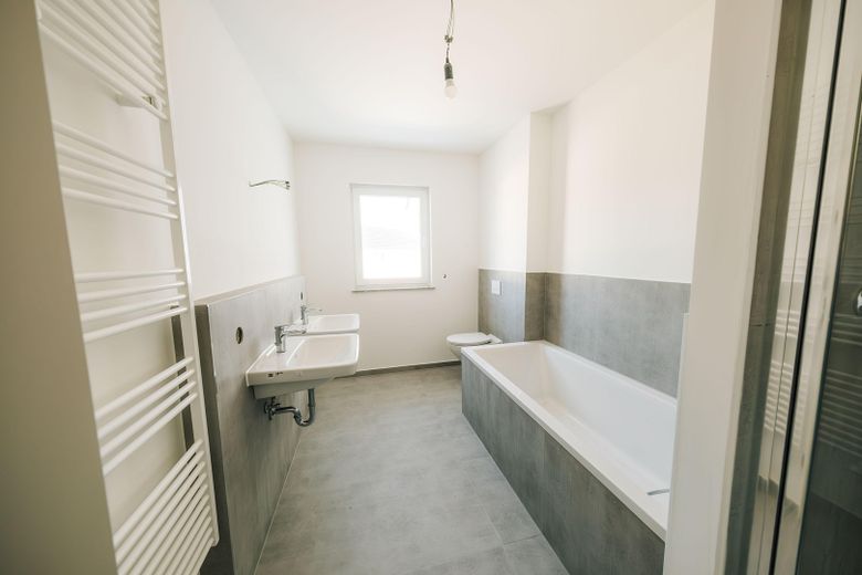 Sofort Bezugsfertig! Modernes Reihenendhaus mit Top-Ausstattung in Gallen – Bad mit Dusche und Wanne