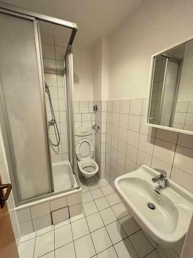 Erstbezug nach Sanierung – Ruhiges 1-Zimmer-Apartment in zentraler Lage – Badezimmer