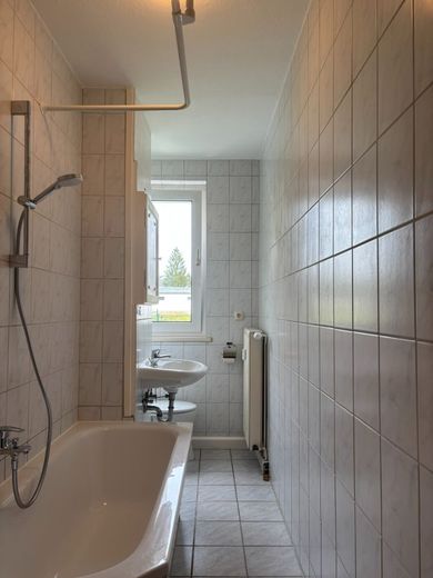 frisch renoviert - modernisierte/helle Etagenwohnung - 2,0 Zi. Küche mit EBK/Wannenbad (TLB) - ca. 45m² – 260422_MW_1.OG_links_WLS60_Crimmitschau_Bilder_CKI_009_Bad