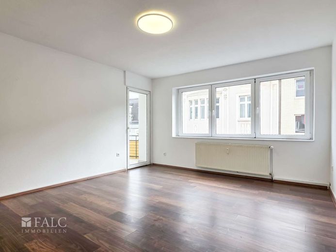 Charmante Stadtwohnung mit Balkon im Herzen von Duisburg-Ruhrort – Wohnzimmer