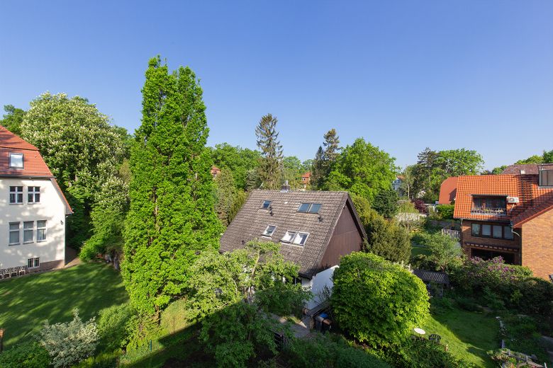 Wohnen + Kapitalanlage: Top gepflegtes, aufwendig saniertes 30er-Jahre-Haus in 1A-Lage Zehlendorf – … mit traumhaften Fernblick …