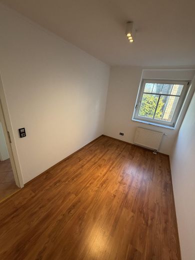 Barrierefreie 3,5-Zimmer-Wohnung in Sasel – Südwest-Balkon, Aufzug Tiefgarage, 2 TG-Plätze – Büro/gesamt