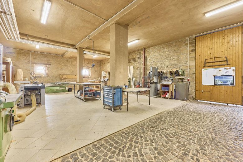 exklusiver Traum im Grünen. 4 Seit-Hof mit Seminarhaus – Schreinerei/Werkstatt