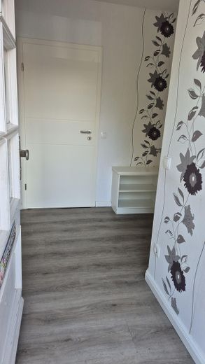 Casa a schiera di testa ben tenuta con giardino recintato e posto auto coperto – Flur EG