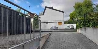 Hausgefühl statt Wohnung: Moderne 3-Zi.-Maisonette mit Garten, Terrasse & Balkon (BJ 2013) – Tiefgarage Einfahrt