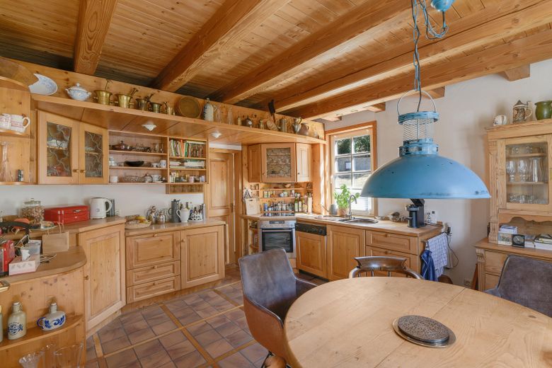 Casa unifamiliar versátil con galería, sauna y apartamento independiente – Küche