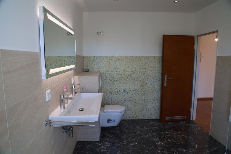 Wunderschöne 2,5-Zimmer Whg mit Panoramablick, Balkon + Tiefgarage – Foto 7