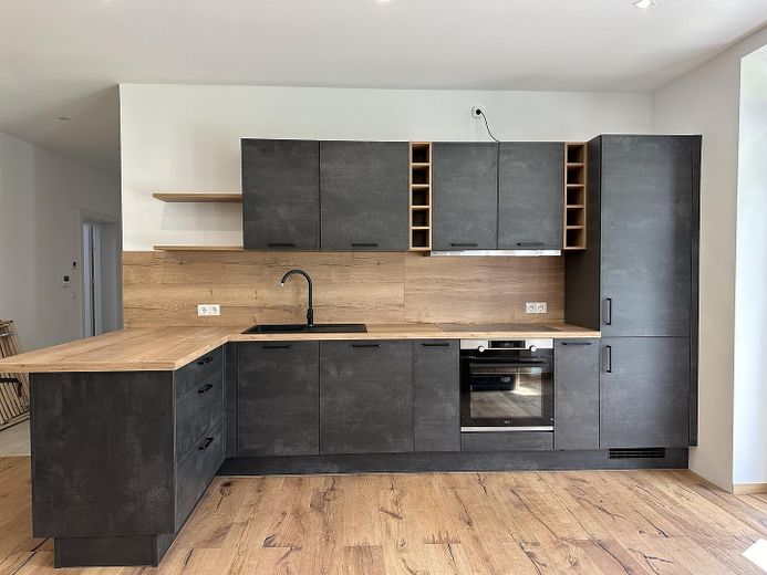 Appartamento al piano terra di 5 locali, cucina componibile, parquet, terrazza e giardino – Moderne Einbauküche