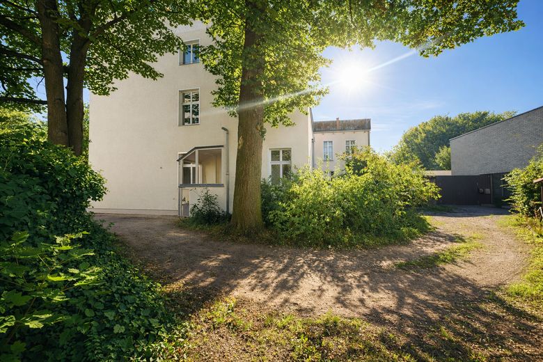 Herrschaftliche Hochparterrewohnung mit Terrasse, Kamin, Carport, in ruhiger Lage – Gartenseite
