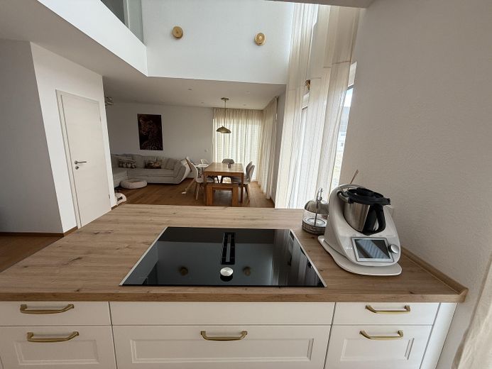 Offener Luftraum mit Kochblock