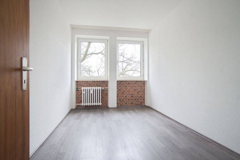 2 x  3-Zimmer-Wohnung im selben Gebäude, Wohnräume mit Laminatboden, helles Bad – e883b5f8fea50033e6d5e0562e5b1a80a4a7f584.jpg