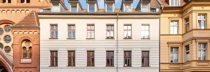 أوغوستشتراسه 89 - شقة دوبلكس خالية وجاهزة للسكن في موقع هادئ داخل الفناء – 02_Fassade_Auguststrasse89_Ber
