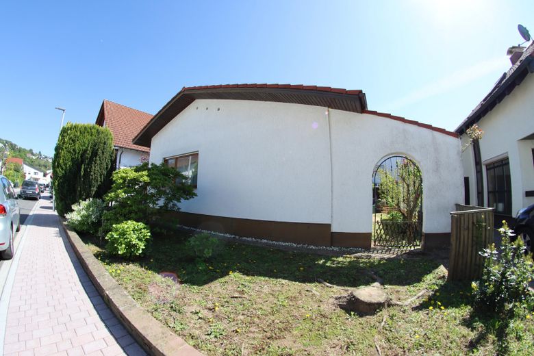 Idealny na czas emerytury: parterowy, wolnostojący dom jednorodzinny o powierzchni 100+90m² na działce o powierzchni 387 m² (kupno) – Blick aus Richtung Ost-Westen