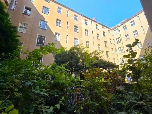 Provisionsfrei - gepflegte, helle Altbauwohnung in Nord-Neukölln – Blick in den Hof