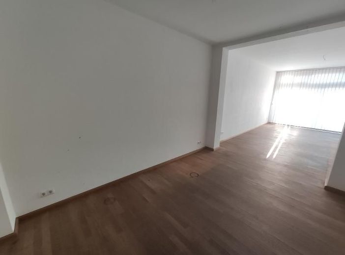 Laden- oder Bürofläche (zentral gelegen) – Fitnessraum mit Sportfläche Bild 1