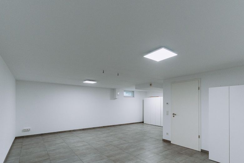 Hochwertige DHH mit Südgarten, PV, Wohnraumlüftung, 2 Wallboxen & ausgebautem Dachgeschoss – Mehrzweckraum KG Fensterblick