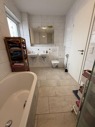 2 Waschbecken, Wäscheabwurf